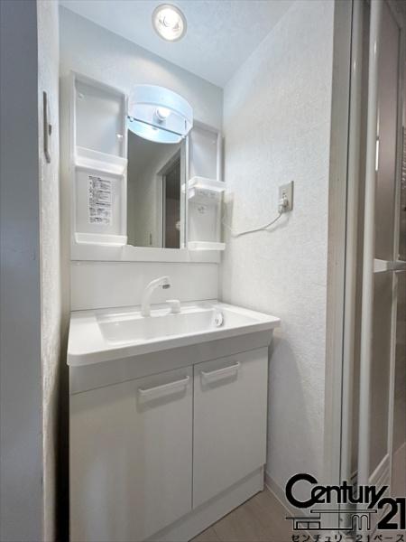 朝日プラザ八木東　洗面台・洗面所　収納豊富な明るい洗面スペースです！